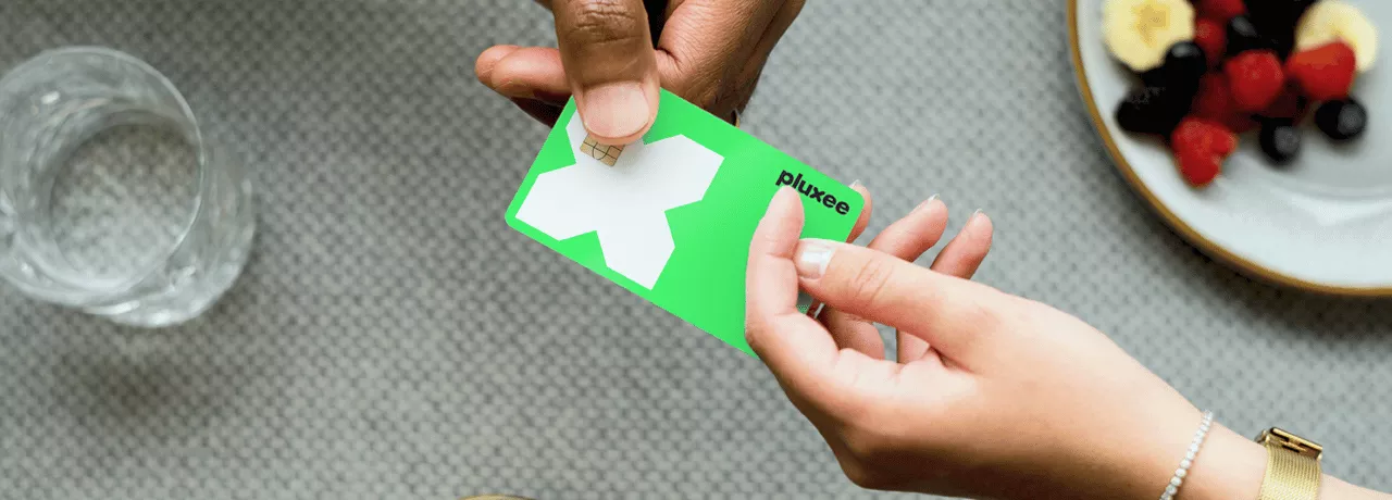 Две ръце с плъкси карта