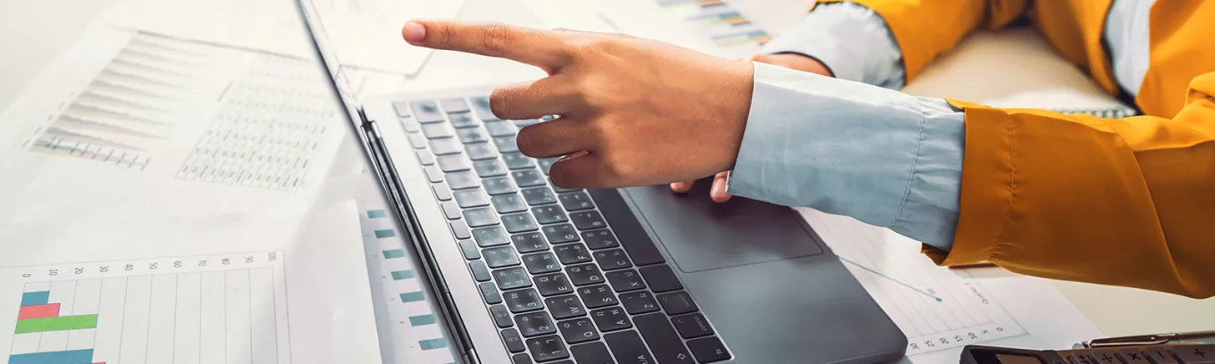 Човек пред компютър