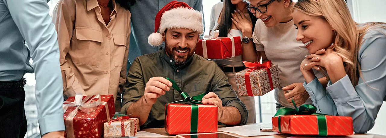 Колеги отварят подаръци 