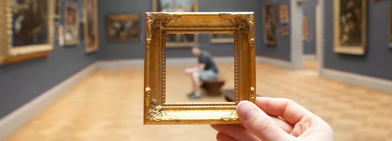 Човек в галерия 