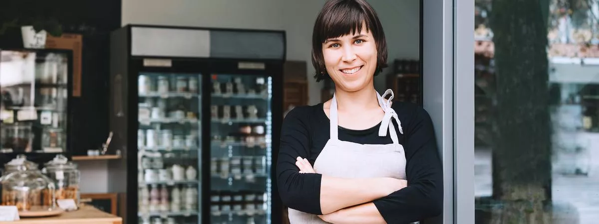 Жена пред своя търговски обект