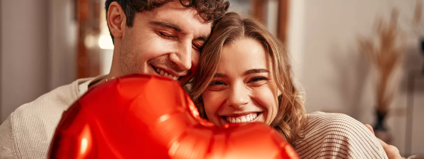 Двама усмихнати влюбени 