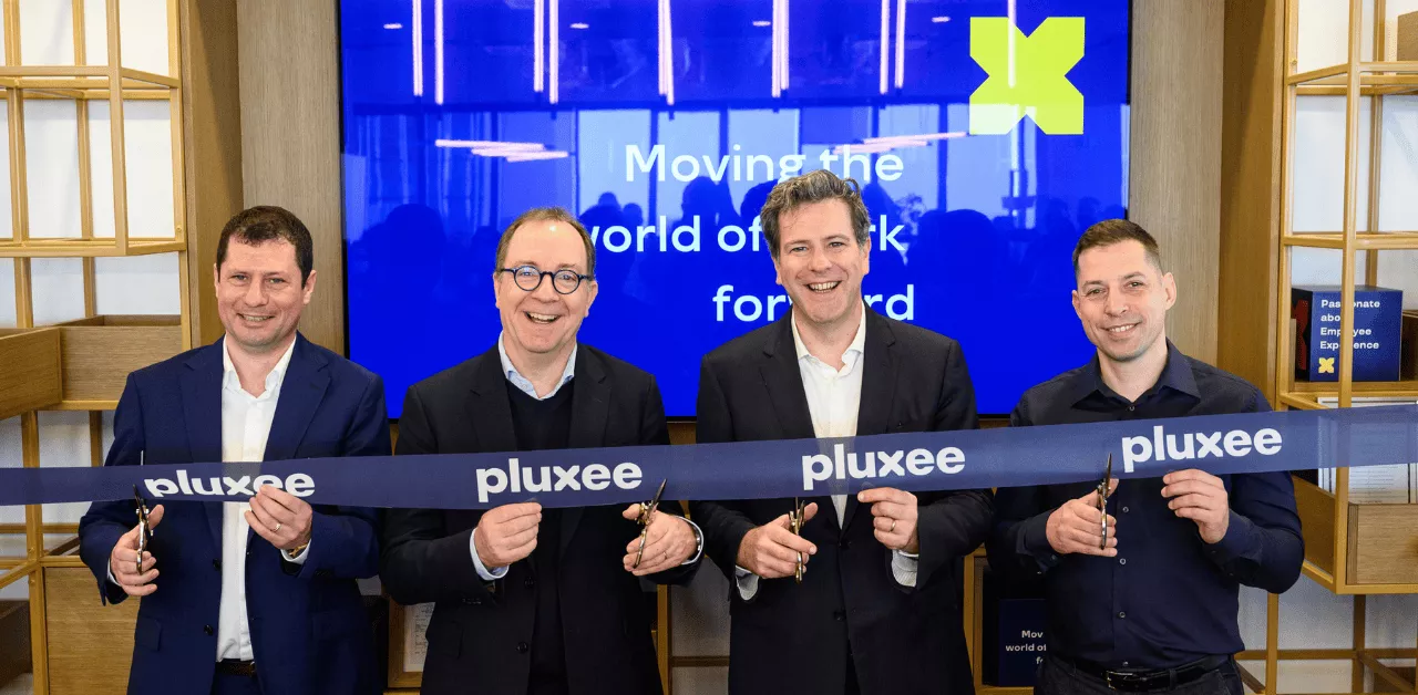 Прерязването на лентата при откриването на новия офис на Плъкси