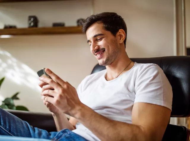 Мъж с телефон