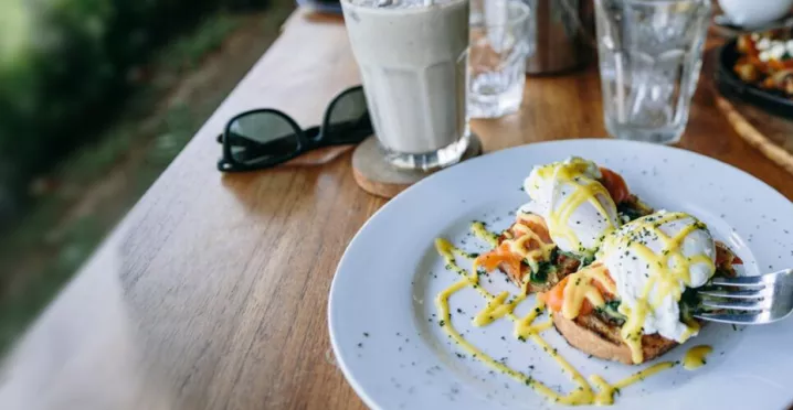 Брънч с яйца на очи