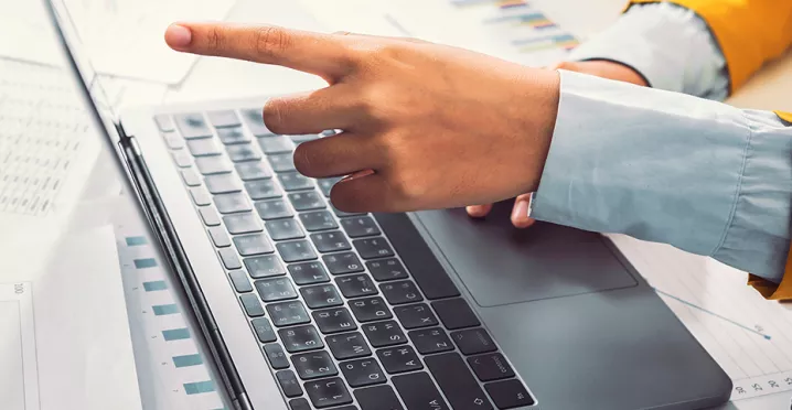 Човек пред компютър