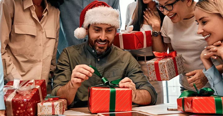 Колеги отварят подаръци