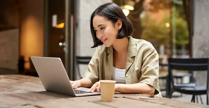 Жена на компютър