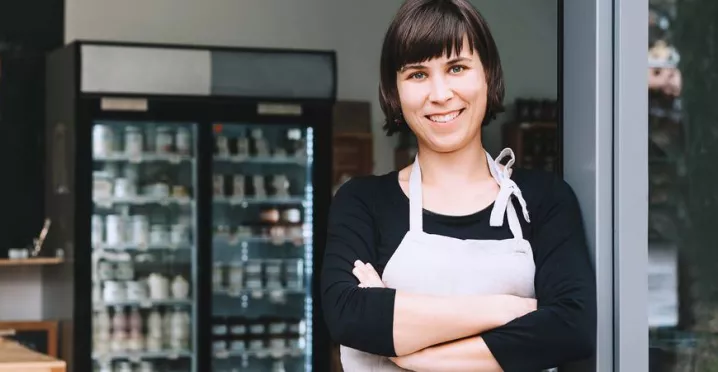 Жена пред своя търговски обект