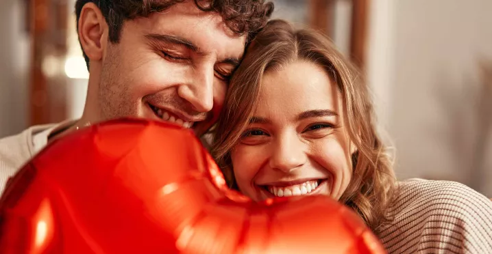 Двама усмихнати влюбени