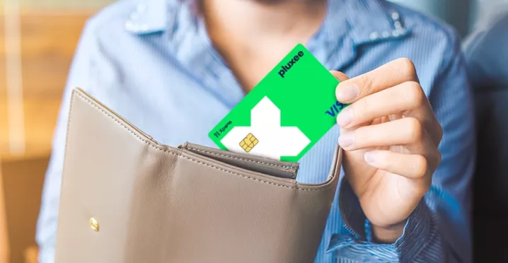 Жена слага карта Pluxee в портмонето си