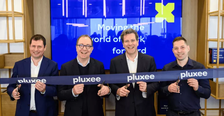 Прерязването на лентата при откриването на новия офис на Плъкси