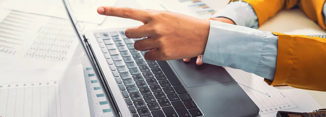 Човек пред компютър