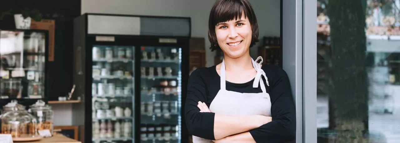 Жена пред своя търговски обект