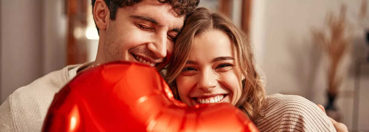 Двама усмихнати влюбени