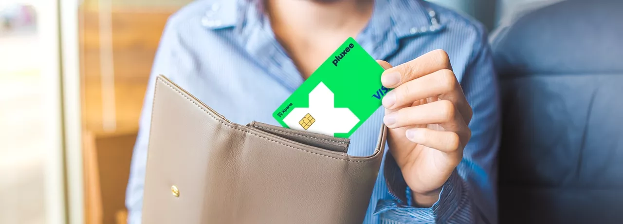 Жена слага карта Pluxee в портмонето си