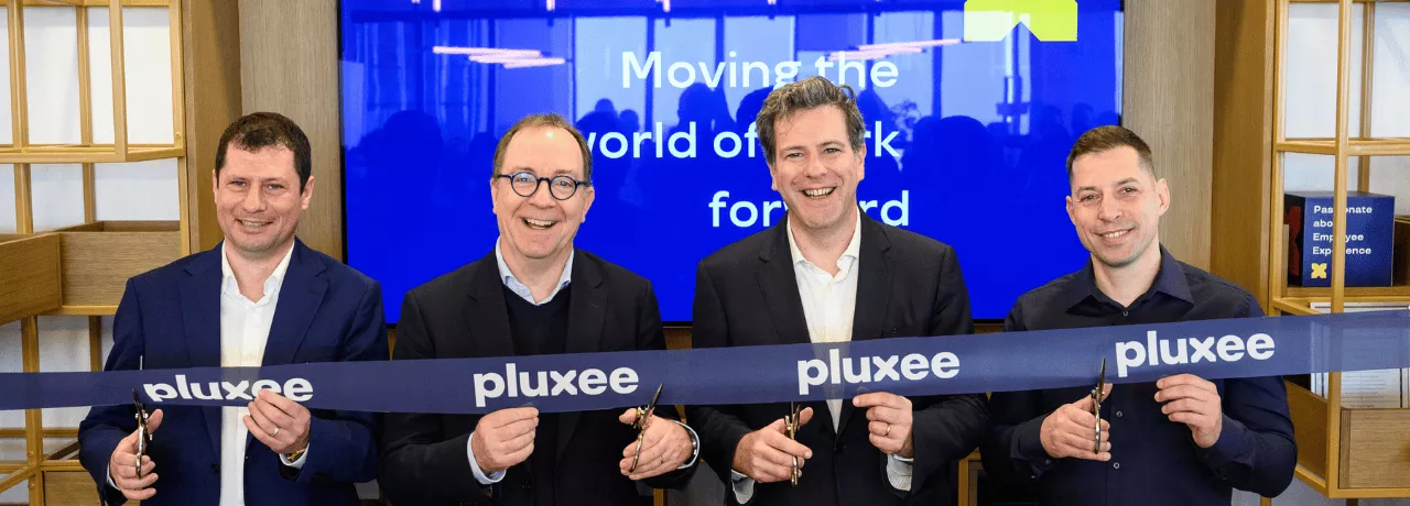 Прерязването на лентата при откриването на новия офис на Плъкси