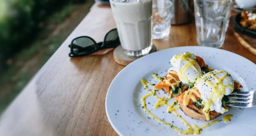 Брънч с яйца на очи