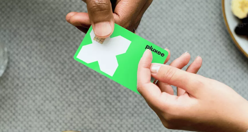 Две ръце с плъкси карта