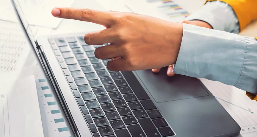 Човек пред компютър