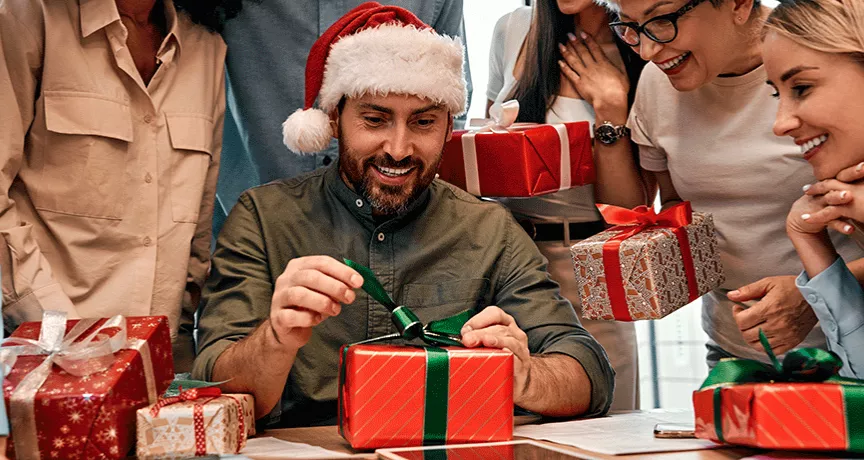 Колеги отварят подаръци