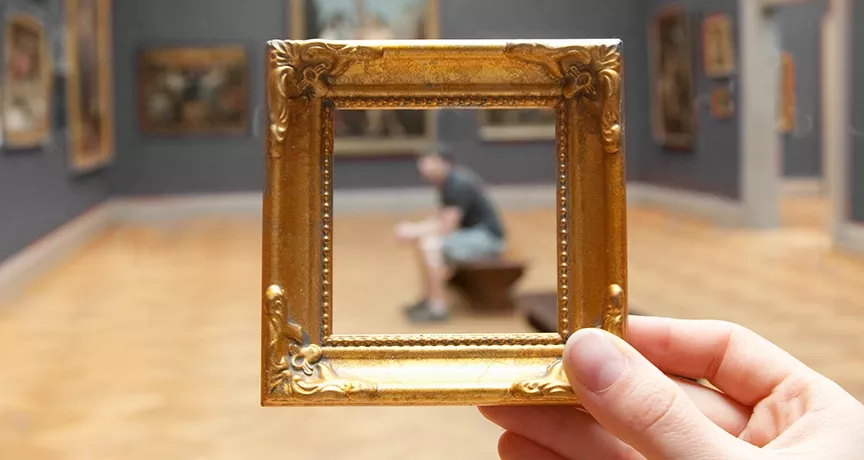 Човек в галерия