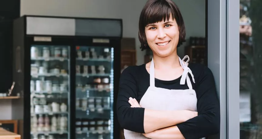 Жена пред своя търговски обект