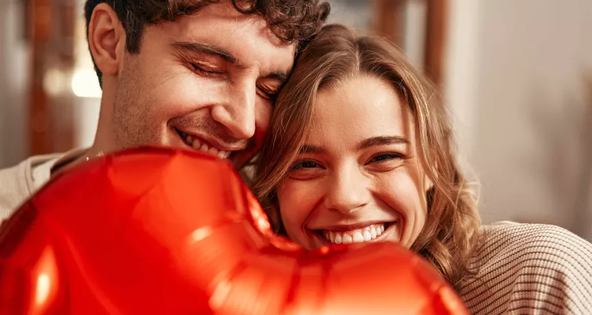 Двама усмихнати влюбени