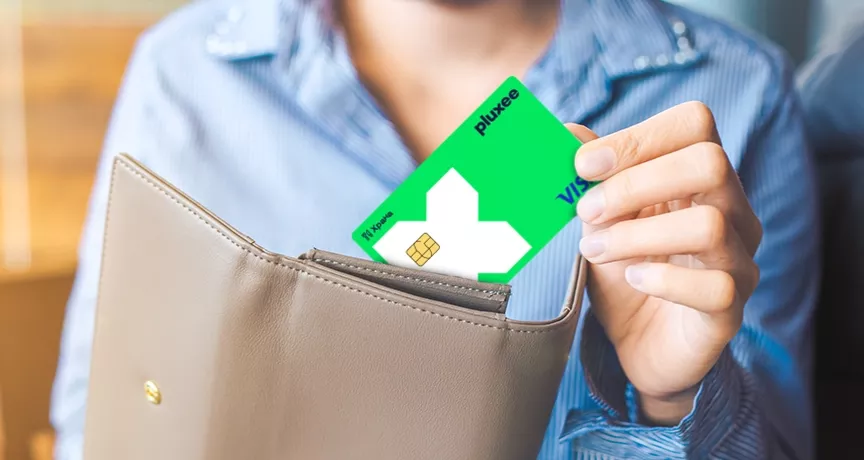 Жена слага карта Pluxee в портмонето си