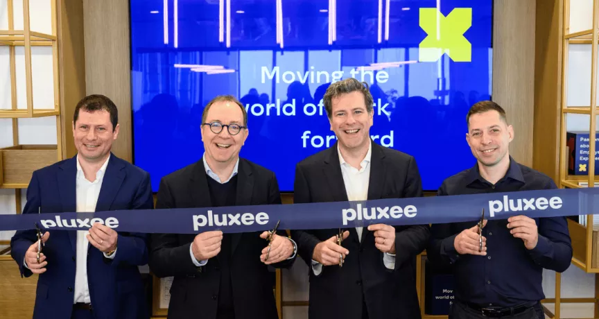 Прерязването на лентата при откриването на новия офис на Плъкси