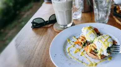 Брънч с яйца на очи