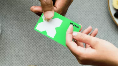 Две ръце с плъкси карта