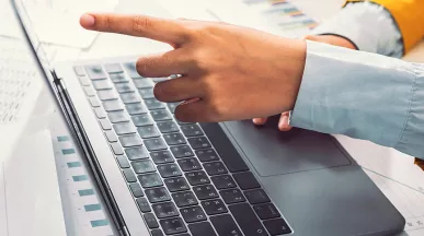 Човек пред компютър