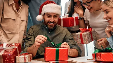 Колеги отварят подаръци