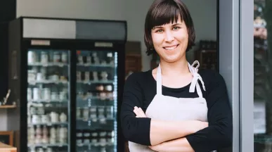 Жена пред своя търговски обект