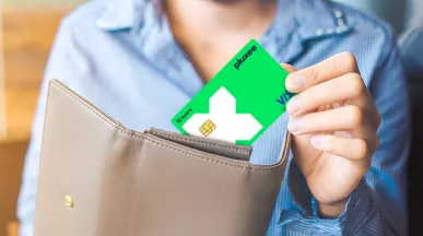 Жена слага карта Pluxee в портмонето си