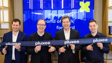 Прерязването на лентата при откриването на новия офис на Плъкси